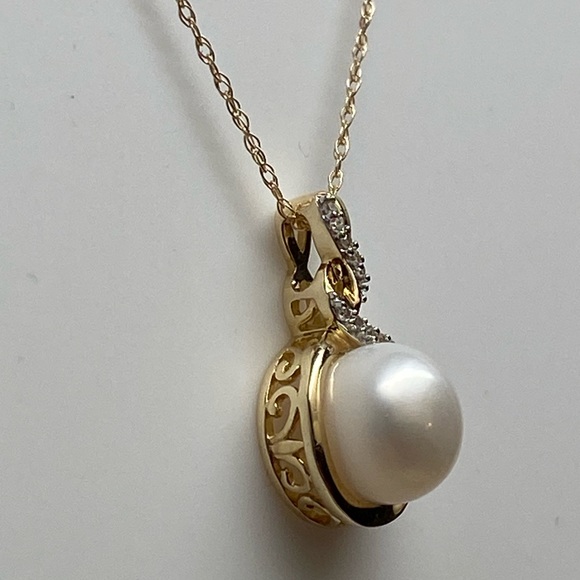 10K Yellow Gold 8mm Cultured Pearl and 0.06ct twt Diamond Pendant with Chain NEW - Picture 8 of 10